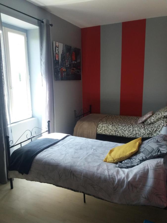 Gite Les Genets Le Vigeant Exterior foto